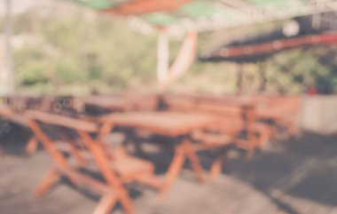 Soyut dış mekan kahve kulübesi görüntüsü gündüz vakti bulanıklaşır, arka plan kullanımı için bahçede. (Klasik ton))