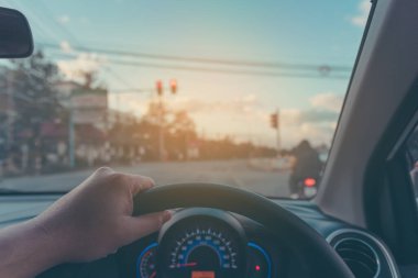 Arka plan kullanımı için gündüz vakti araba kullanan insanların klasik ton görüntüsü. (içeriden fotoğraf çek sürücü eline odaklan)