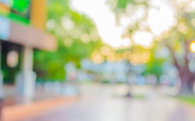 Arkaplan kullanımı için gündüz saatinde modern binanın bulanık görüntüsü.