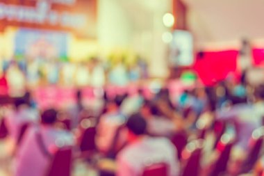 Arka plan kullanımı için okulun sahnesinde bulanık çocuk görüntüsü .