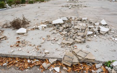 Arkaplan kullanımı için zemindeki küçük çakıl taşı ve çatlak fayansların desen görüntüsünü kapat .
