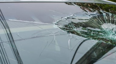 Kırık arabanın ön camına odaklanmış seçici görüntü. Araba kazası..