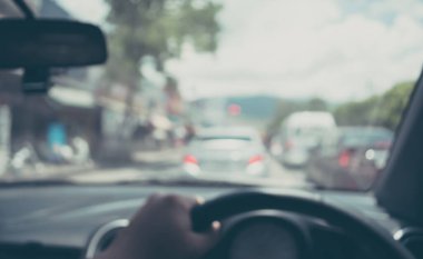 Gece yolda araba bulanıklaştı.