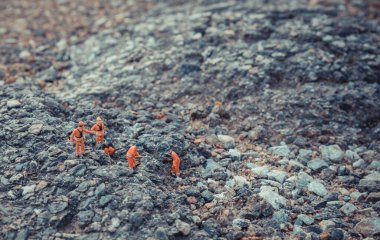 Gündüz vakti çatlak asfalt yolu tamir eden mini mühendis bebeklerinin klasik ton fikri.