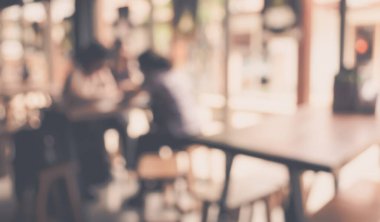 Bokeh imajı olan bir kafenin arka planı bulanık .