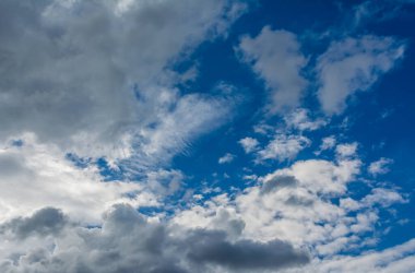 Arkaplan için gündüz vakti beyaz bulutlu mavi gökyüzü resmi.