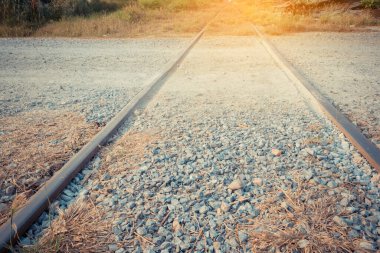 Perspektif açısı, tren yolu ve ahşap demiryolu bağının klasik ton görüntüsü.