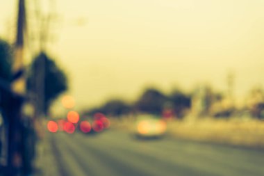 Arka plan kullanımı için akşam yolda bulanık arabanın klasik ton görüntüsü.