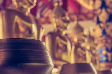 Wat Suan Dok Tapınağı, Chiang Mai, Thiland 'daki Altın Buda heykelinin klasik ton görüntüsü..