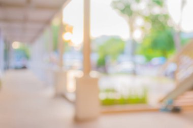 Gündüz vakti arkaplan kullanımı için modern koridorun vinttage ton bulanık görüntüsü.