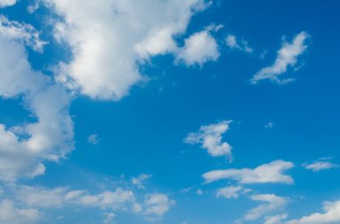 arkaplan kullanımı için gün içinde gökyüzünde güneş ışınının görüntüsü (demet).