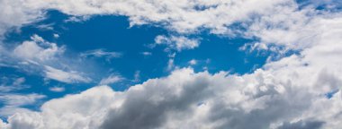 Arkaplan için gündüz vakti beyaz bulutlu mavi gökyüzü resmi.