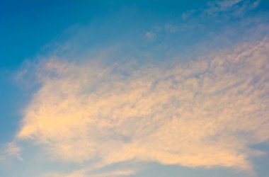 beyaz bulut ve mavi gökyüzü arkaplan resmi .