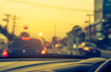 Arka plan kullanımı için gündüz vakti araba kullanan insanların bulanık görüntüsü. (içeriden fotoğraf çek)