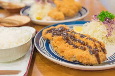 Japon soslu kızarmış domuz pirinci imgesi. (Tonkatsu)