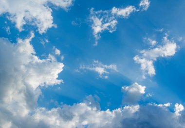 arkaplan kullanımı için gün içinde gökyüzünde güneş ışınının görüntüsü (demet).