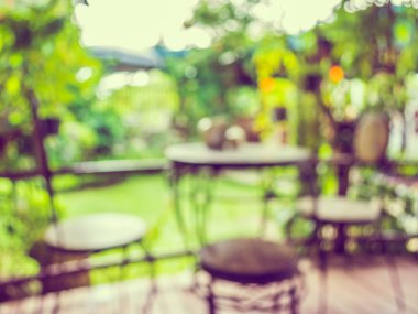 Soyut dış mekan kahve kulübesi görüntüsü gündüz vakti bulanıklaşır, arka plan kullanımı için bahçede. (Klasik ton))