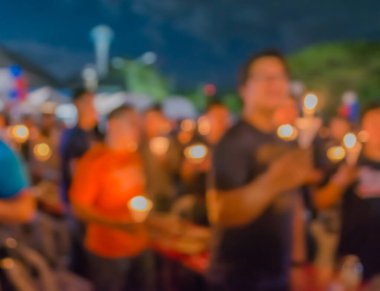 Caddedeki gece festivalinin soyut bulanık görüntüsü Bokeh ile bulanık arkaplan.