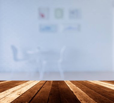 Boş ahşap masa ve bulanık oturma odası arka planı .