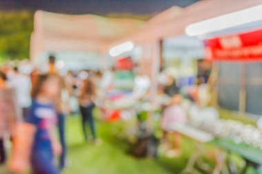 Caddedeki gece festivalinin soyut bulanık görüntüsü Bokeh ile bulanık arkaplan.