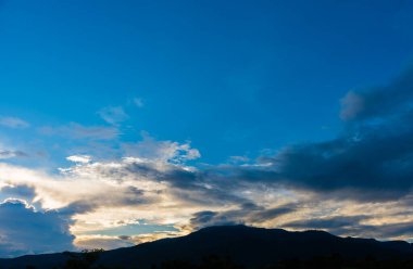 Mavi gökyüzünün ve arkadaki dağın görüntüsü Doi Suthep Chiang Mai, Tayland.
