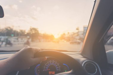 İnsanlar gündüz vakti araba kullanırlar..