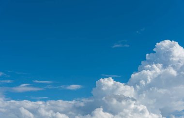 arkaplan kullanımı için mavi gökyüzü ve beyaz bulutların gündüz görüntüsü