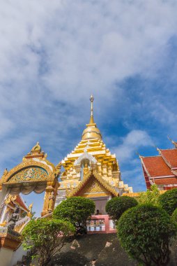 Wat Phrathat Doi Saket (Saket) Tapınağı, Chiang Mai Tayland 'daki tarihi Budist tapınağının resmi. (dikey)