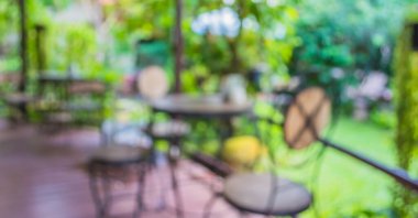 Soyut dış mekan kahve kulübesi görüntüsü gündüz vakti bulanıklaşır, arka plan kullanımı için bahçede. (Klasik ton))