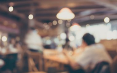 Bokeh imajı olan bir kafenin arka planı bulanık .