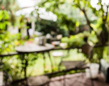 Soyut dış mekan kahve kulübesi görüntüsü gündüz vakti bulanıklaşır, arka plan kullanımı için bahçede. (Klasik ton))