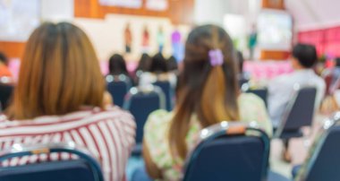 Arkaplan kullanımı için oditoryumdaki insanların bulanık görüntüsü.