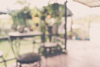 Soyut dış mekan kahve kulübesi görüntüsü gündüz vakti bulanıklaşır, arka plan kullanımı için bahçede. (Klasik ton))