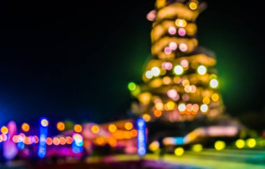 Caddedeki gece festivalinin soyut bulanık görüntüsü Bokeh ile bulanık arkaplan.