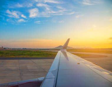 Arka planda mavi gökyüzü olan havaalanı pistinin görüntüsü.