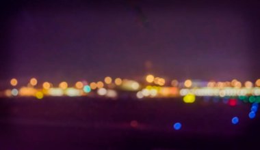 Arka plan kullanımı için Bokeh ile gece vakti pist görüntüsünün klasik ton bulanıklığı.
