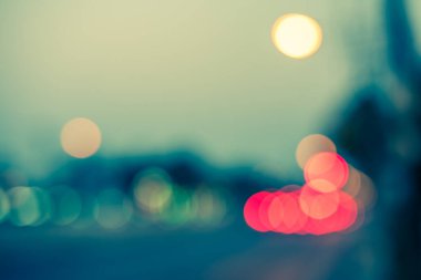 Arka plan kullanımı için akşam yolda bulanık arabanın klasik ton görüntüsü.