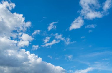 Arkaplan için gündüz vakti beyaz bulutlu mavi gökyüzü resmi.