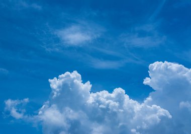 Arkaplan için gündüz vakti beyaz bulutlu mavi gökyüzü resmi.