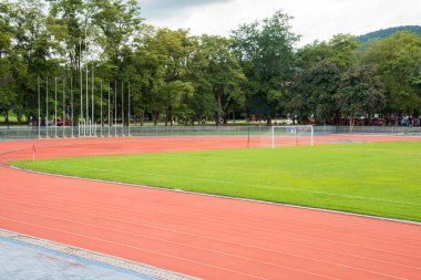 Koşucuların gündüz yarış pistindeki görüntüsü