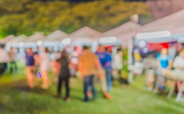 Caddedeki gece festivalinin soyut bulanık görüntüsü Bokeh ile bulanık arkaplan.