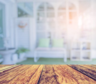 Boş ahşap masa ve bulanık oturma odası arka planı .