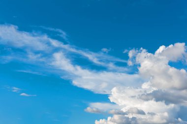 Arka plan kullanımı için mavi gökyüzü ve beyaz bulutun gündüz görüntüsü. (yatay)).