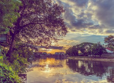 Klasik ton. Tayland 'ın Lampang şehrinde gün batımında bulutlu güzel bir gökyüzü olan ağaç görüntüsü.