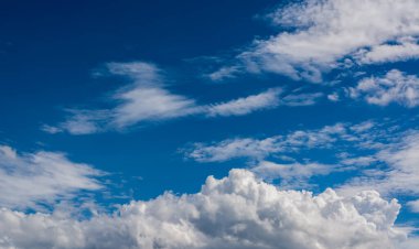Arkaplan için gündüz vakti beyaz bulutlu mavi gökyüzü resmi.