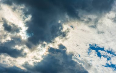 Yağmur damlası görüntüsünden önce gelen siyah bulut görüntüsü .