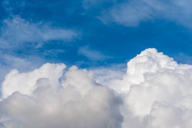 Arka plan kullanımı için mavi gökyüzü ve beyaz bulutun gündüz görüntüsü. (yatay)).