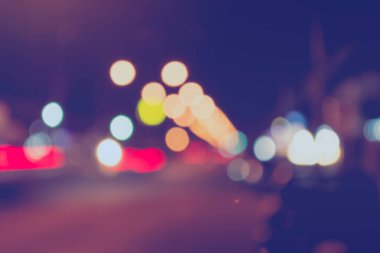 Arkaplan kullanımı için gece vakti ışıklandırmalı bulanık sokak bokeh görüntüsü .