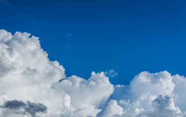 Arkaplan için gündüz vakti beyaz bulutlu mavi gökyüzü resmi.