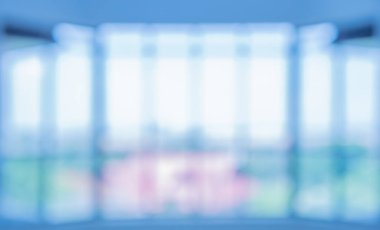 Yüksek görünümünde office, gökyüzü ve şehir görünümünde bulanık windows.